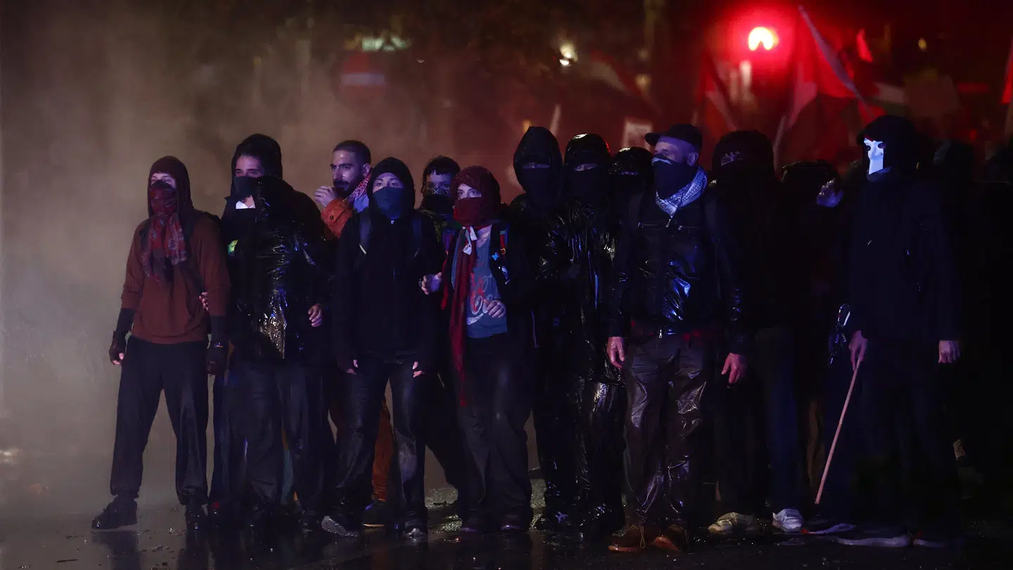 Ifølge Gazetta Dello Sport deltager mere end 8000 personer i demonstrationen.