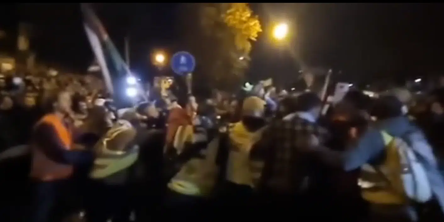 Propalæstinensiske demonstranter tordner mod politiet under fodboldkamp mellem Italien og Israel