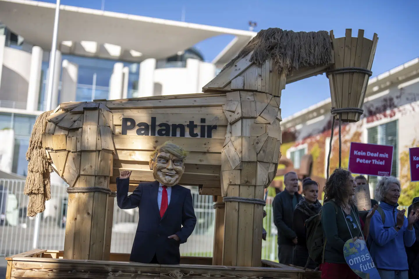 Tyskland overvejer at udrulle amerikansk software til national brug trods demonstrationer mod Palantir, der er stiftet af Peter Thiel, som er en fremtrædende støtte af den amerikanske præsident, Donald Trump.