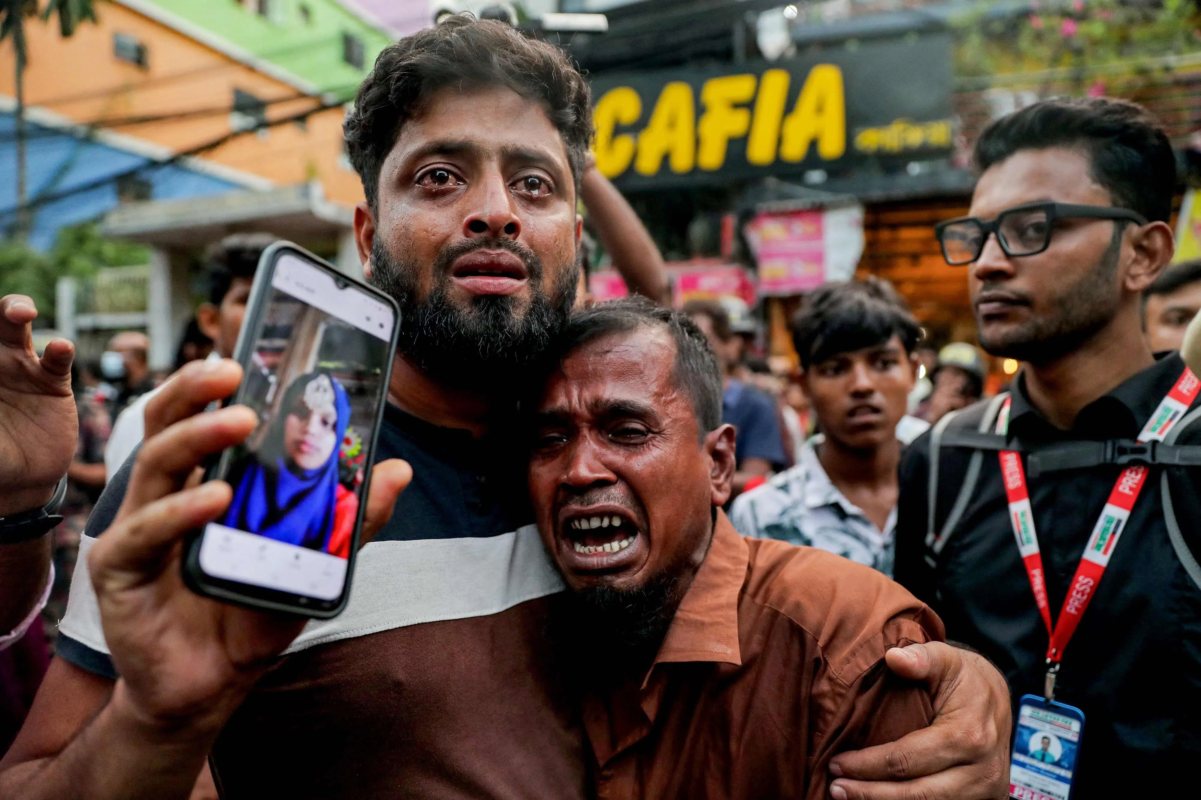 Mindst 16 mister livet i brand på tøjfabrik i Bangladesh