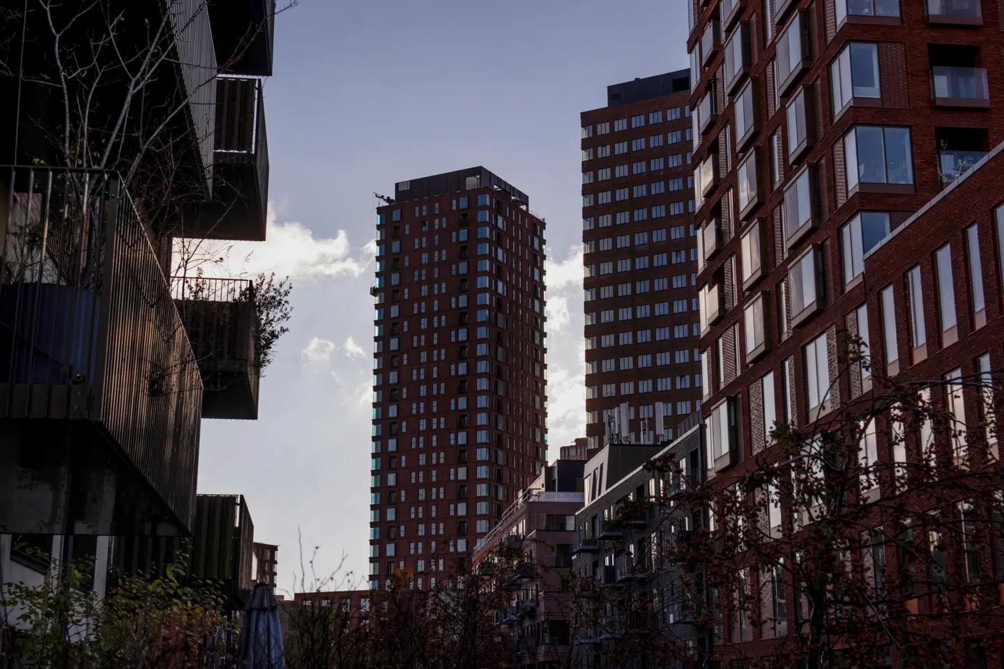 Boligmarkedet i København har længe været rødglødende - for boligsøgende skaber det voksende bekymringer om at skulle slå til, inden priserne stiger yderligere.