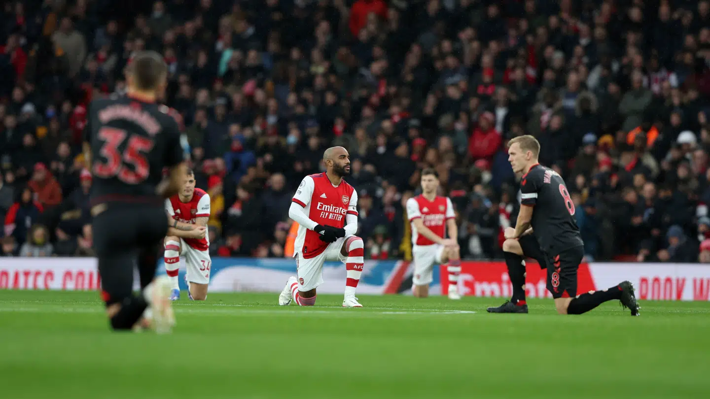 Her ses spillere fra Arsenal og Southampton knæle før en kamp i 2021.