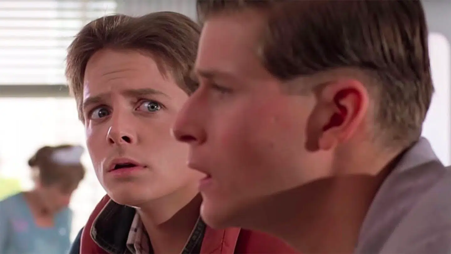 Her ses Michael J. Fox som Marty McFly (tv.) ved siden af sin filmfar Crispin Glover som George McFly i 'Tilbage til fremtiden'.