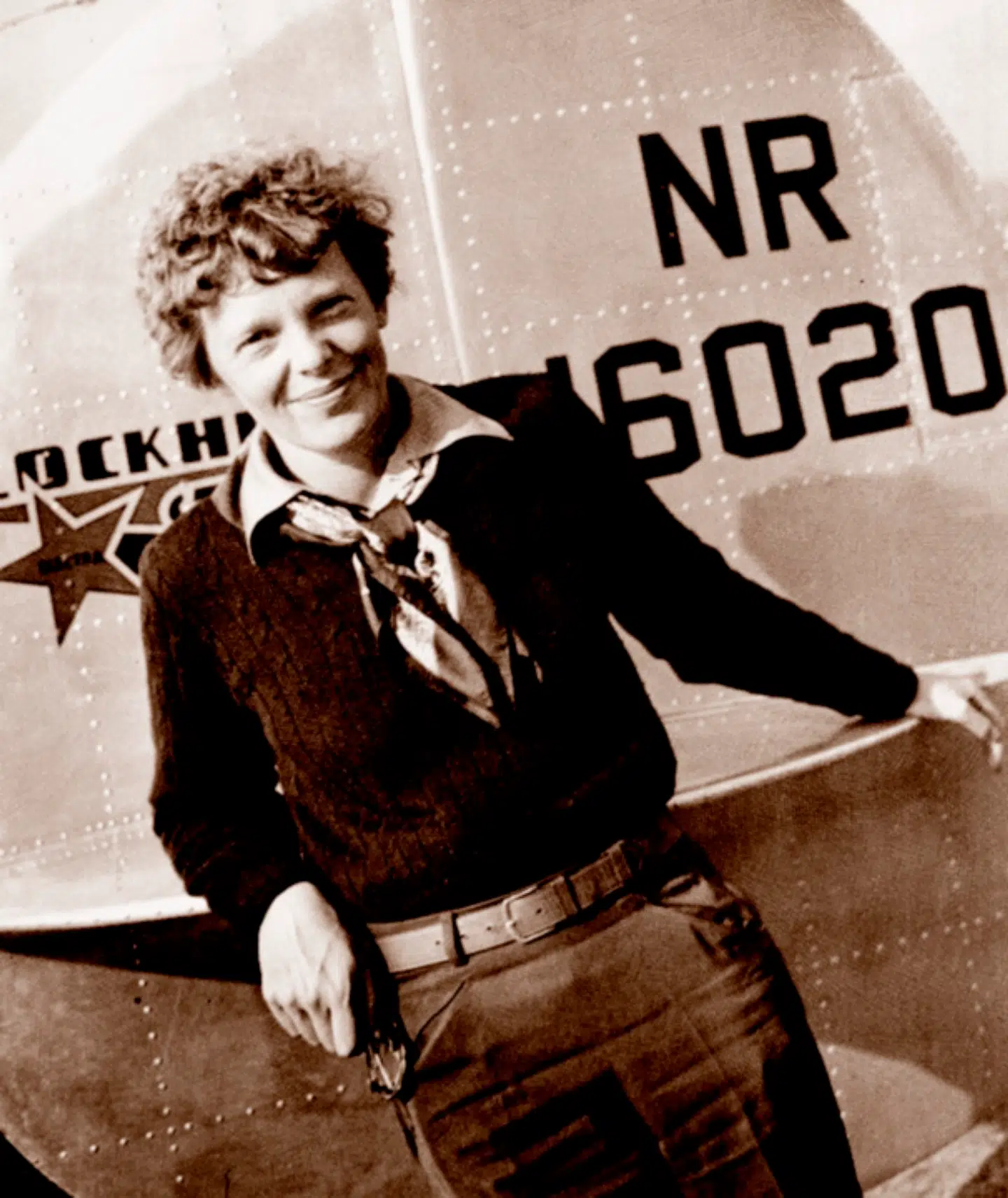 Et udateret billede fra 1930erne viser Amelia Earhart ved siden af sit Lockheed Electra 10-E-fly.