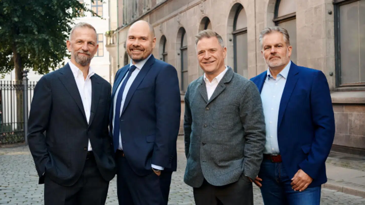Her ses fra venstre: Berlingske Medias koncernchef, Anders Krab Johansen, Amedias koncernchef, Anders Opdahl, JFMs bestyrelsesformand, Espen Egil Hansen og JFMs direktør, Jesper Rosener.