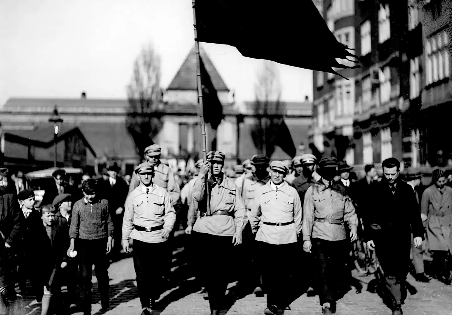 Danmark anno 1920 og 1930 var præget af ekstremistiske synspunkter på både højre- og venstrefløjen, og der blev kæmpet i gaderne.