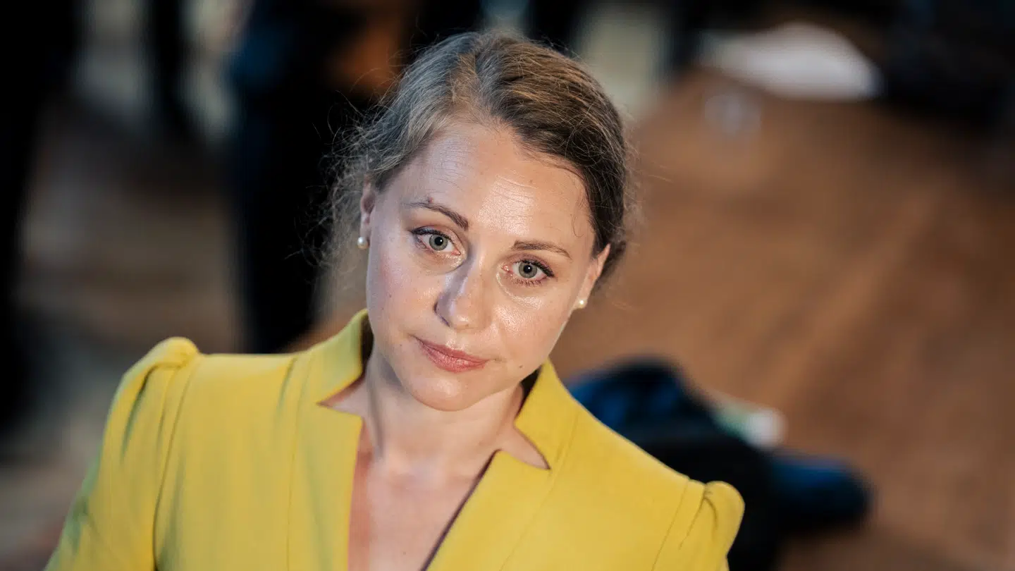 Henrik Qvortrup peger på, at Sisse Marie Welling er blevet kritiseret i en sag om dårlige forhold på plejehjem, mens hun i sin seneste periode har været sundheds- og omsorgsborgmester.