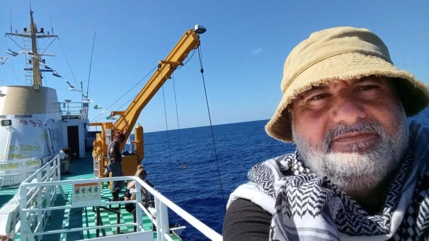 Her ses Mohammed Mawed ombord på skibet "Wijdan", på engelsk kaldet "Conscience" på vej mod Gaza.