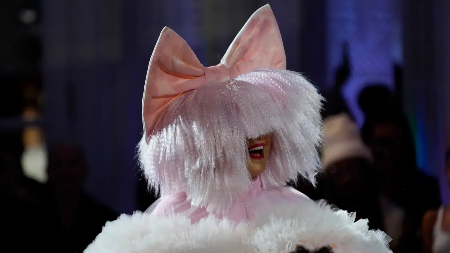 Popstjernen Sia optræder som oftest tildækket og står bag store hits som 'Chandelier' og 'Titanium', som har indtjent hende millioner - og de penge vil hendes kommende eksmand fortsat have del i efter deres skilsmisse.