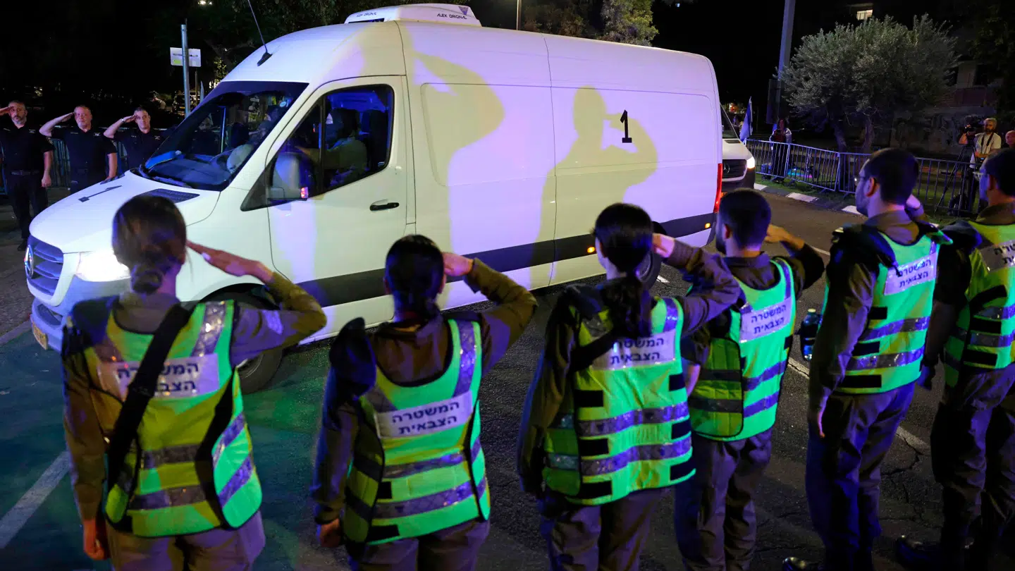 Køretøjer ses her transportere ligene af fire gidsler, der er blevet udleveret efter en våbenhvile- og fangeudvekslingsaftale mellem Israel og Hamas. Her ses de ankomme ved National Center for Forensic Medicine i israelske Tel Aviv.