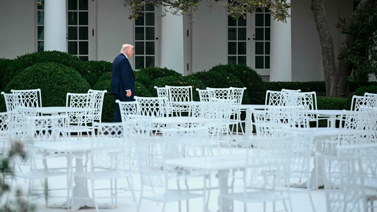 Donald Trump ved den nyrenoverede Rosenhave i Det Hvide Hus.
