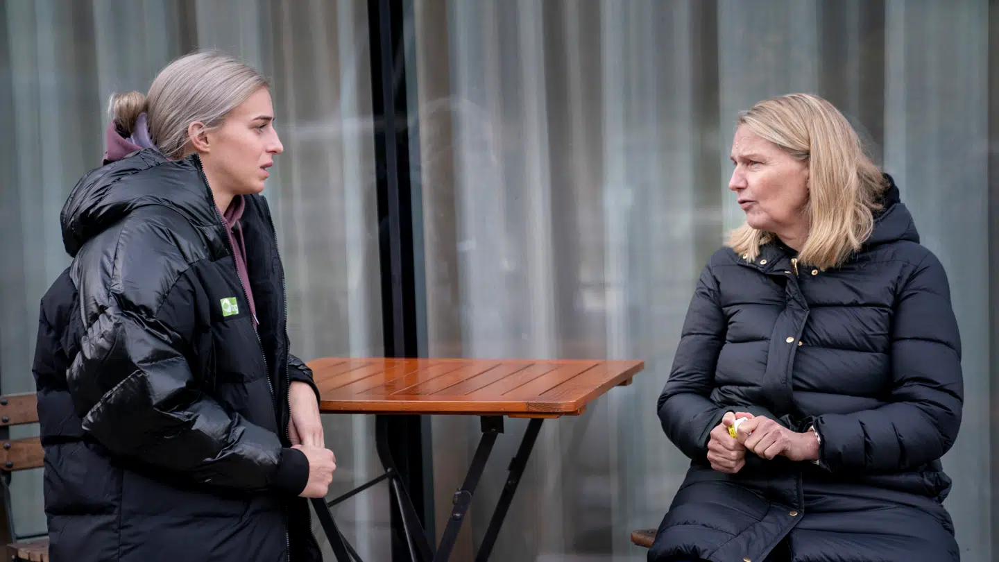 Helle Thomsen (th.) har tidligere været ekspert hos DR. Her i 2022 var hun afsted som netop det ved EM i Slovenien. I samtale med landsholdets Simone Petersen.
