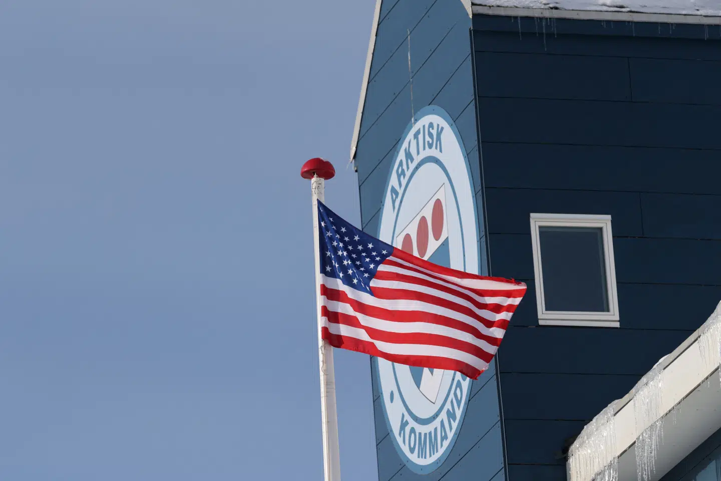 Et amerikansk flag foran det danske militære hovedkvarter i Grønlands hovedstad, Nuuk.