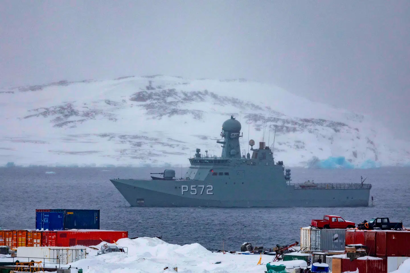 Et dansk militærfartøj under en tidligere tur ud for Nuuk.