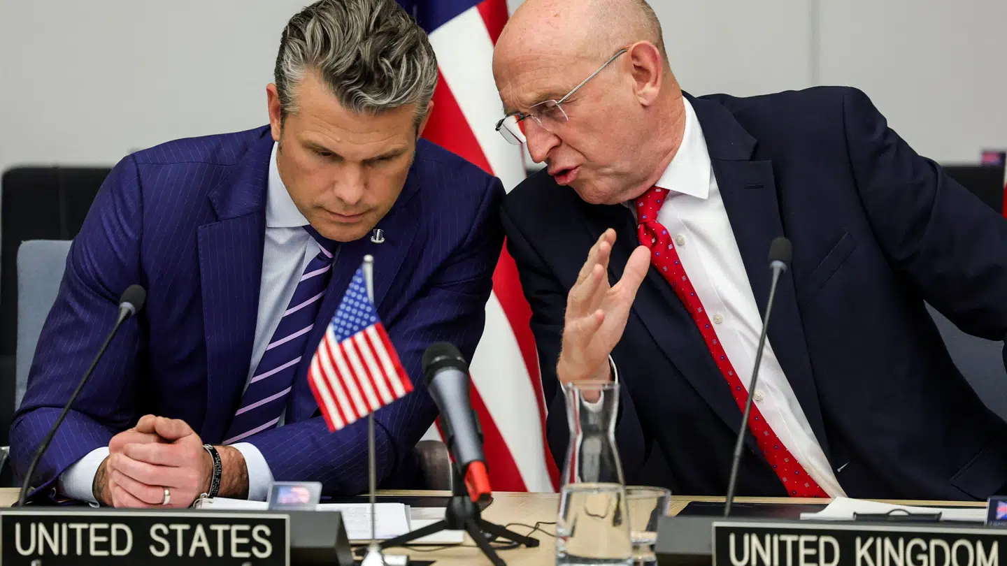 USA's forsvarsminister Pete Hegseth og den britiske ditto John Healey på Nato-topmødet i Bruxelles onsdag.