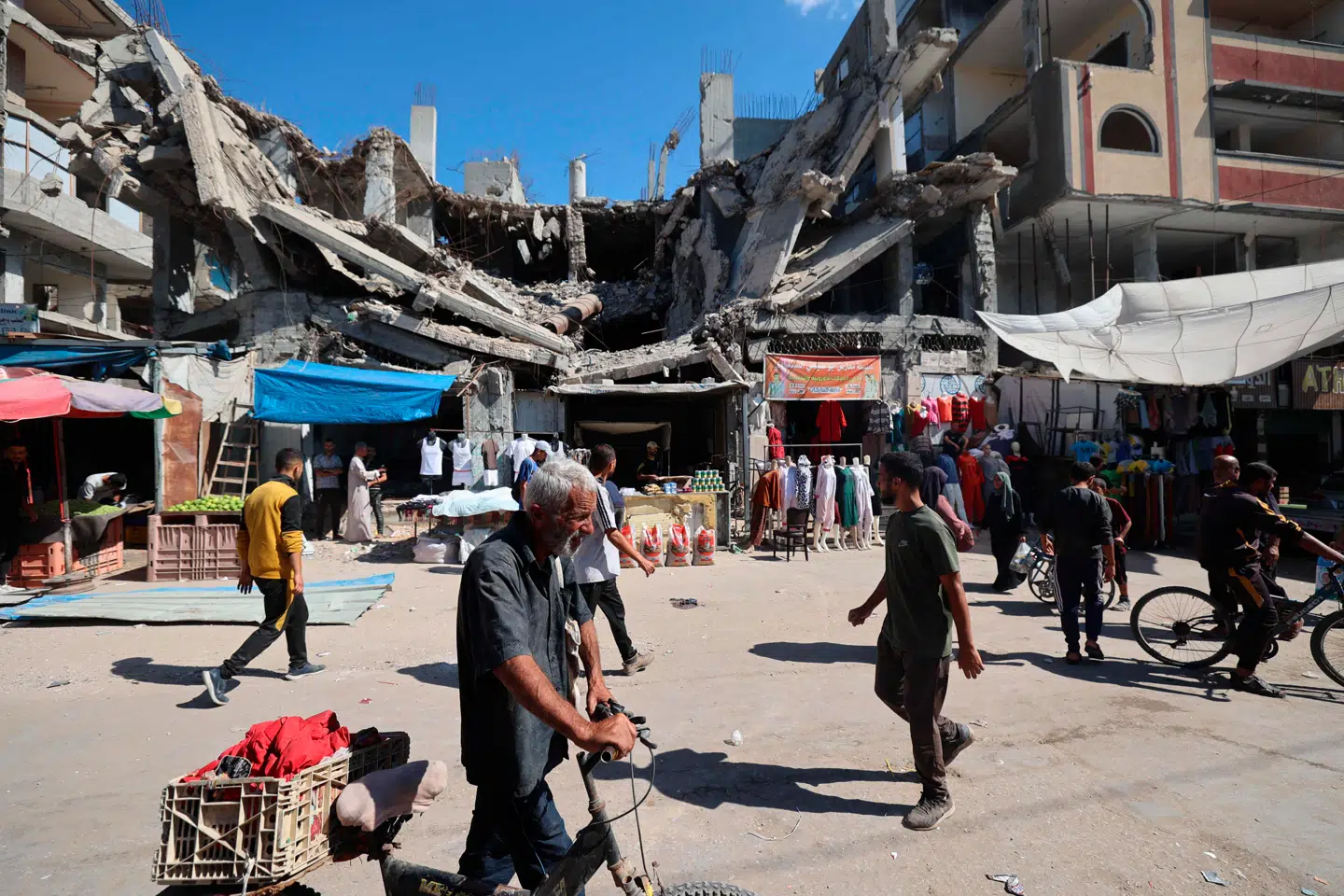 Et lille marked ved en udbombet bygning i Nuseirat flygtningelejren i Gaza.