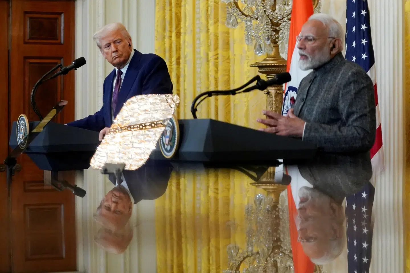 Indiens premierminister, Narendra Modi (til højre), har ifølge USAs præsident, Donald Trump (til venstre), lovet at stoppe de store oliekøb i Rusland. Her ses de to ved Modis besøg i Washington i februar 2025.