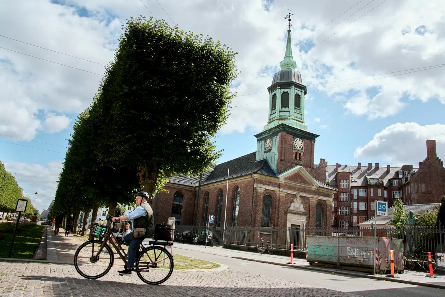 Bisættelsen finder sted i Garnisonskirken i København.