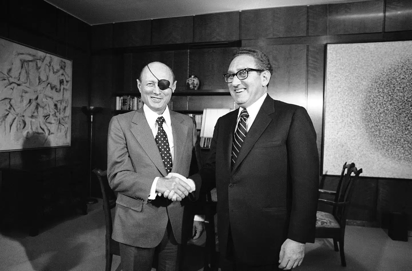 Selvom USA stået bag Israel i hele landets historie, har supermagten i varierende grad sat grænser for landet. Her er det forsvarsministrene Moshe Dayan og Henry Kissinger i 1974.