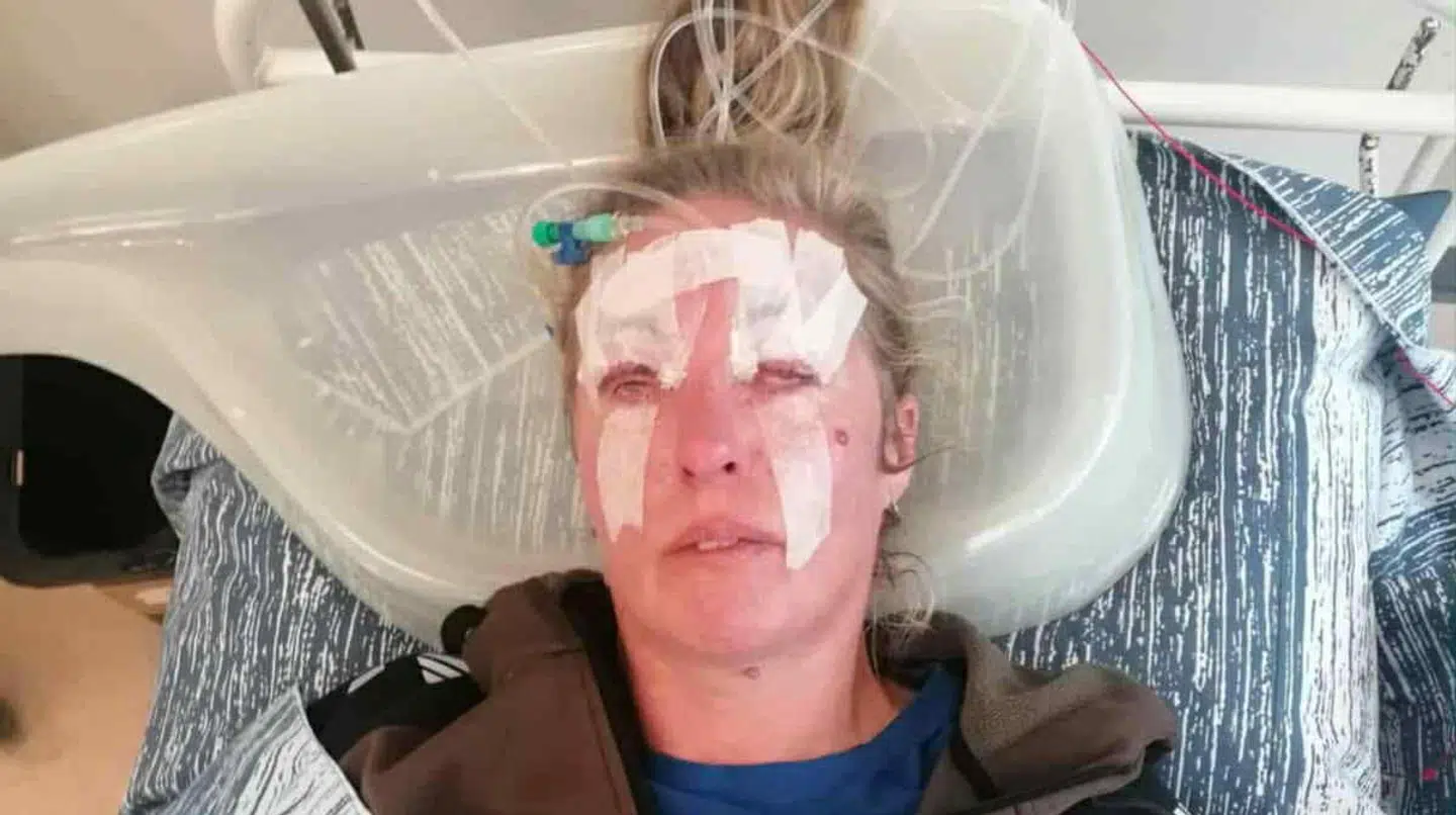 Her ses 'Sanne' på hospitalet, hvor hendes øjne blev skyllet.