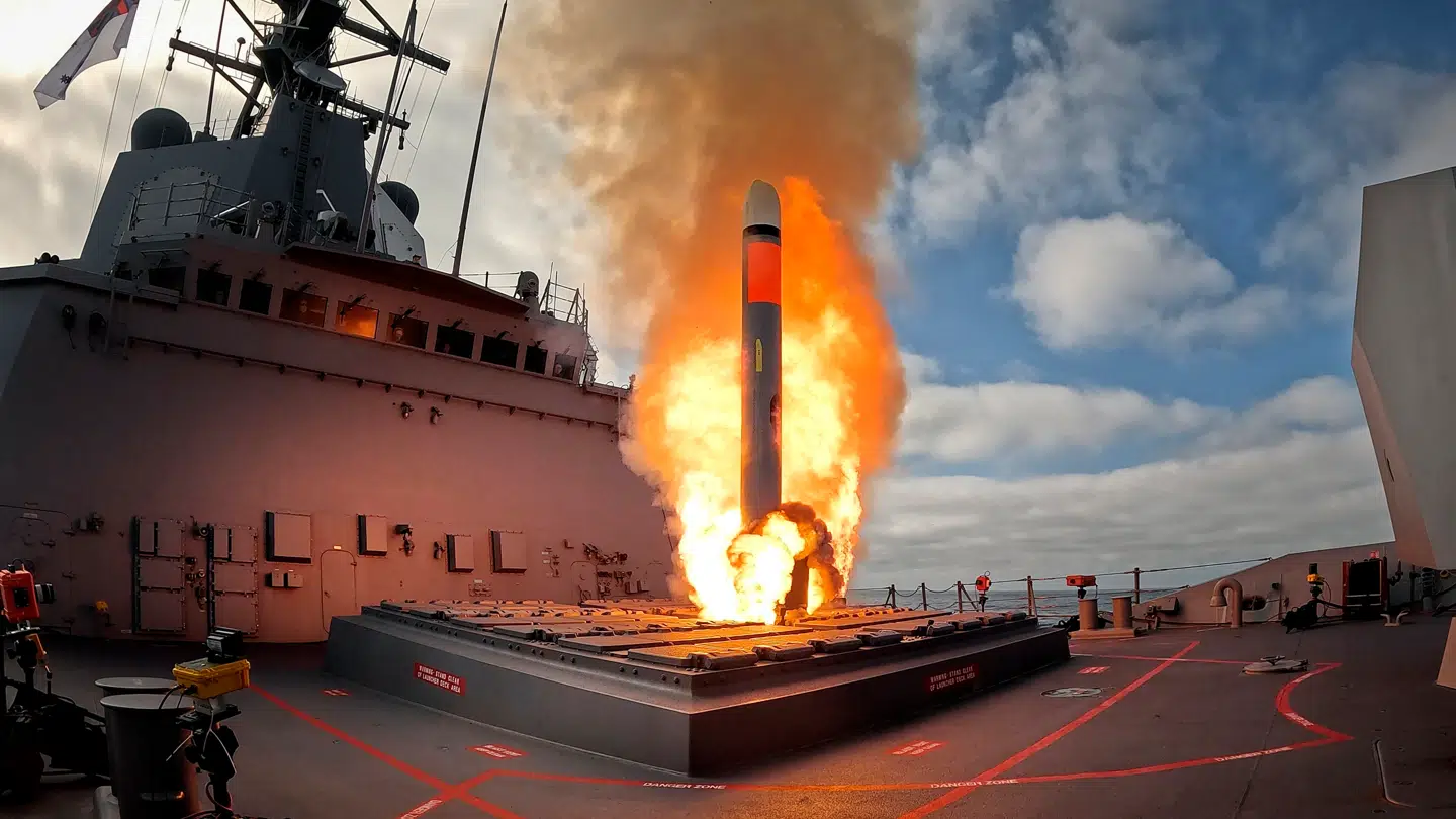 Sådan ser det ud, når et Tomahawk-missil affyres fra en australsk destroyer. Måske kan Ukraine snart få fingrene i det avancerede våben.