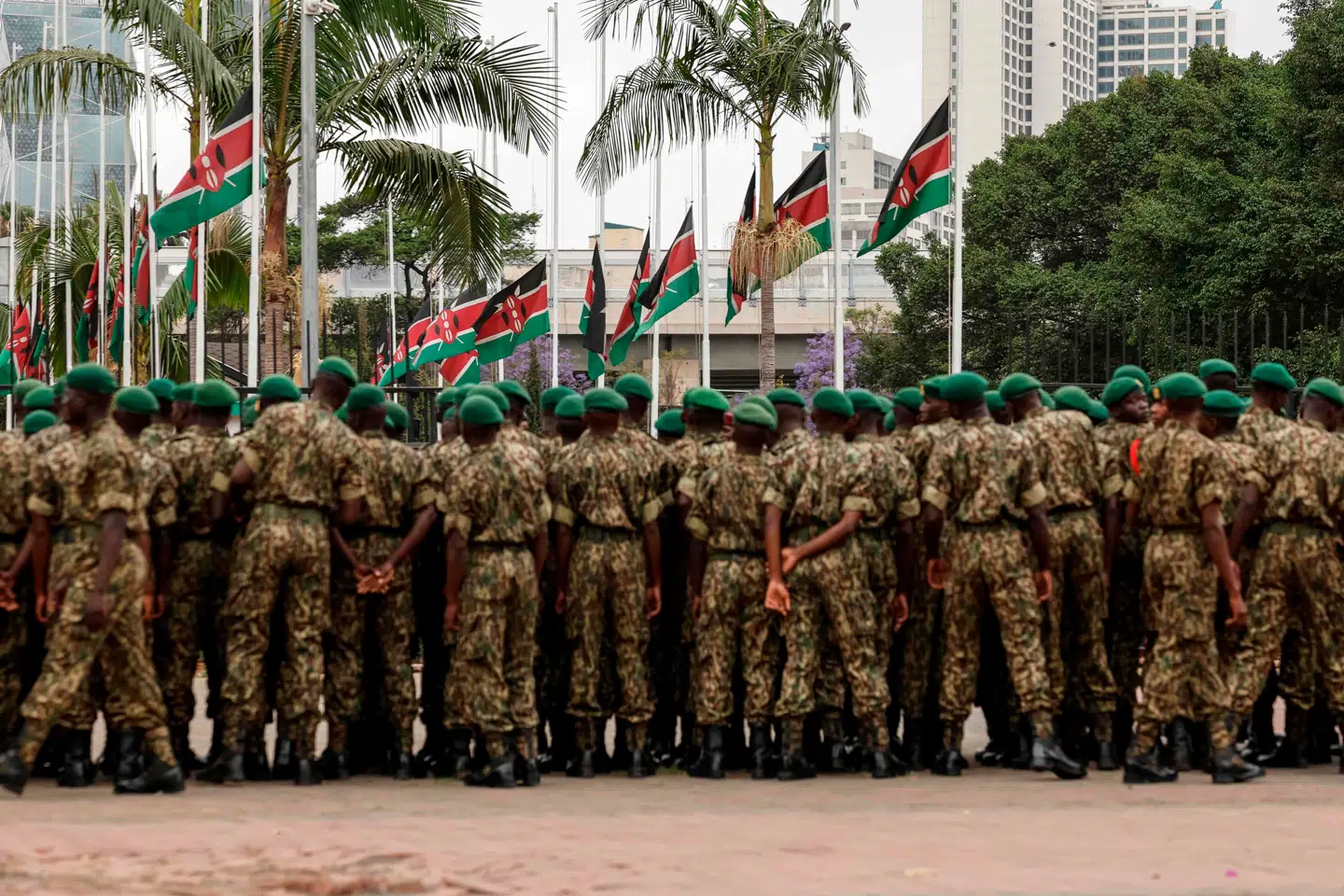 Her ses medlemmer af den kenyanske nationale ungdomstjeneste foran flag, der vajer på halv stang i kølvandet på Raila Odingas død.