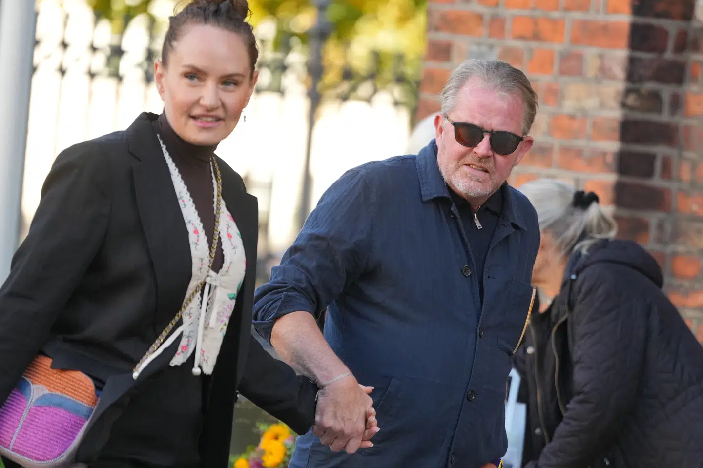 Rolf Sørensen ankom her til kirken, hvor bisættelsen torsdag foregik.