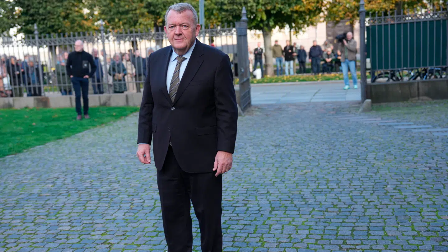 Lars Løkke Rasmussen ankommer. Jørgen Leth bisættes fra Garnisonskirken på Sankt Annæ Plads i København torsdag den 16. oktober 2025. Jørgen Leth døde den 29. september i en alder af 88 år efter kort tids sygdom.