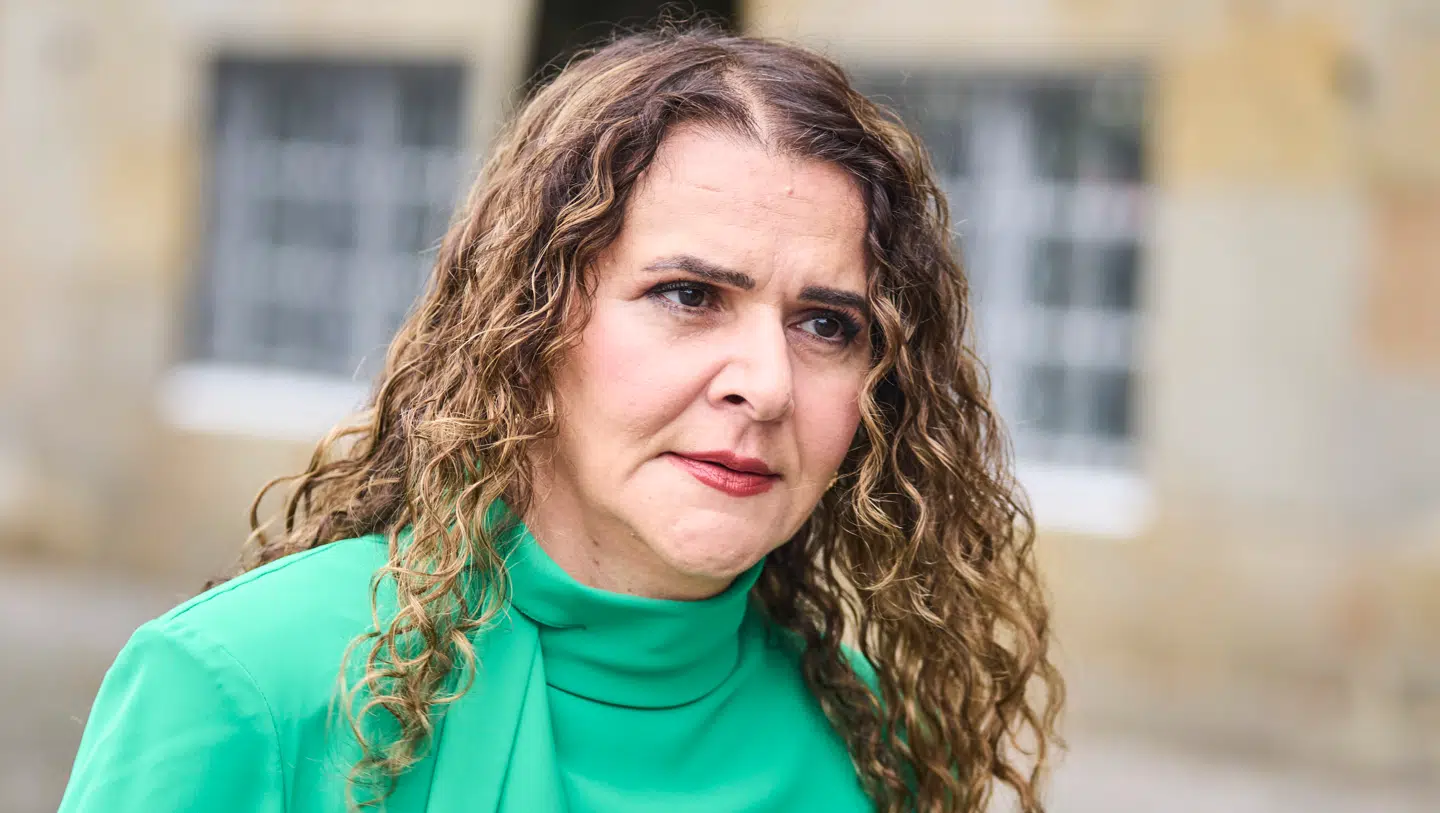 'Det er en kæmpe hån mod alle kvinder, der hver dag kæmper for at bryde fri af de samme normer, som partiet nu vælger at legitimere,' siger Oguz.