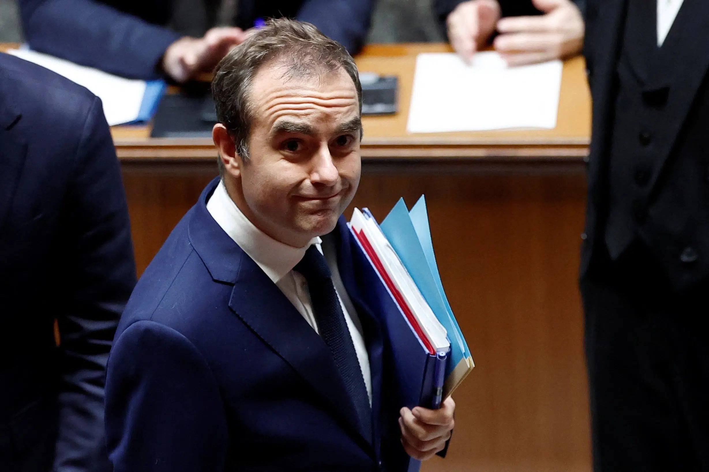 Frankrigs regering overlever to mistillidsafstemninger på en halv time