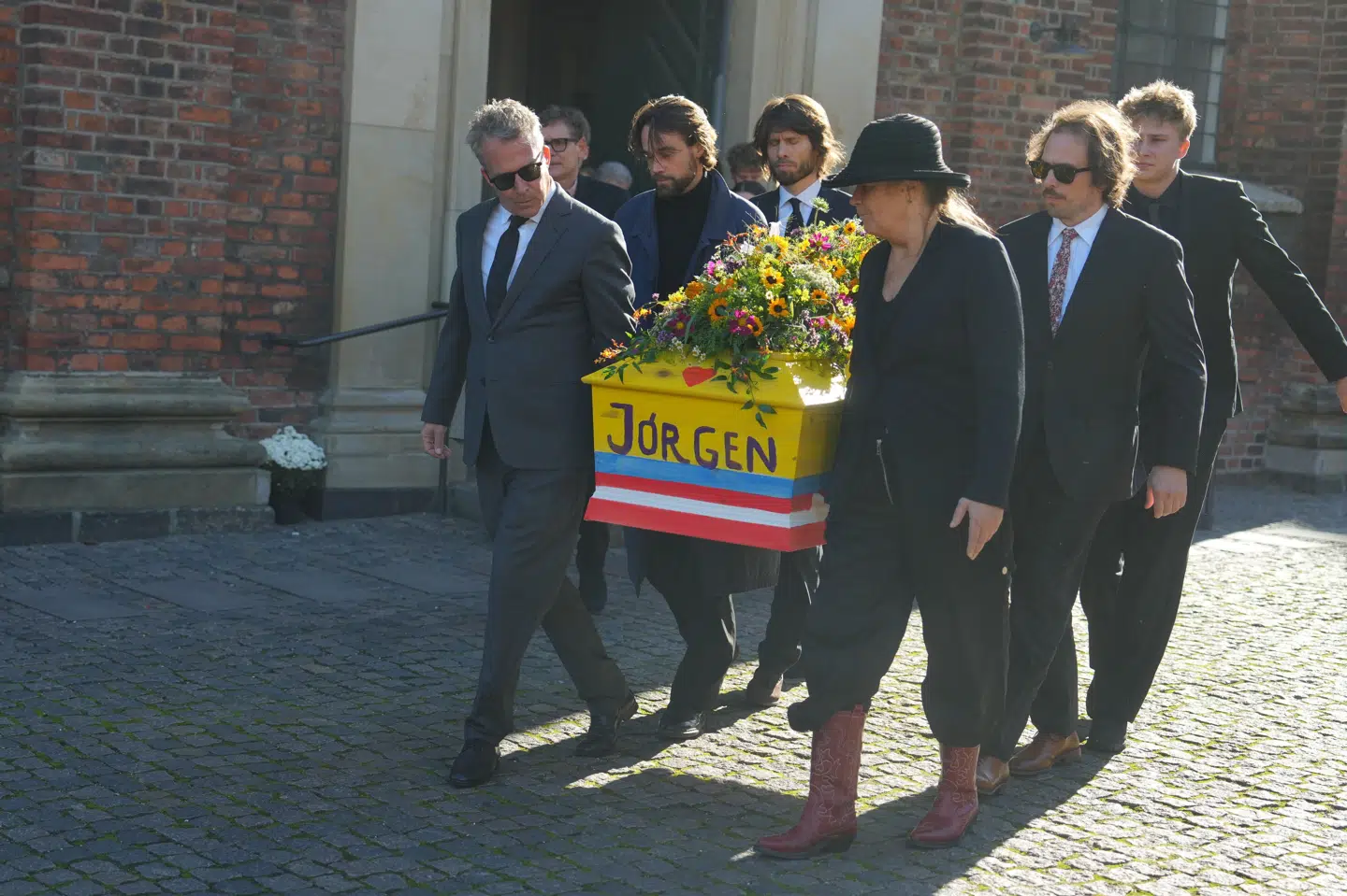 Jørgen Leths gule kiste blev efter bisættelsen båret ud af Garnisonskirken i København og hen til rustvognen, der stod og ventede.