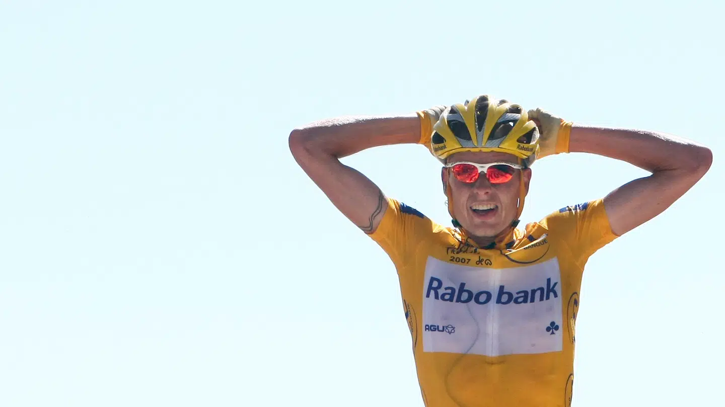 Michael Rasmussen havde netop vundet 17. etape på Col d'Aubisque, da han blev konfronteret.