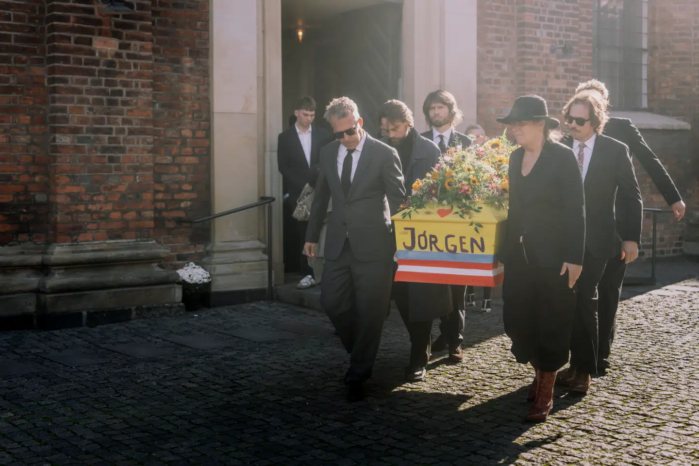 Det var Jørgen Leths fire børn, der gik forrest, og som var med til at bære kisten. Forrest til venstre Asger Leth, forrest til højre Karoline Leth, bag hende er det Kristian Leth og ved siden af ham, Thomas Leth.