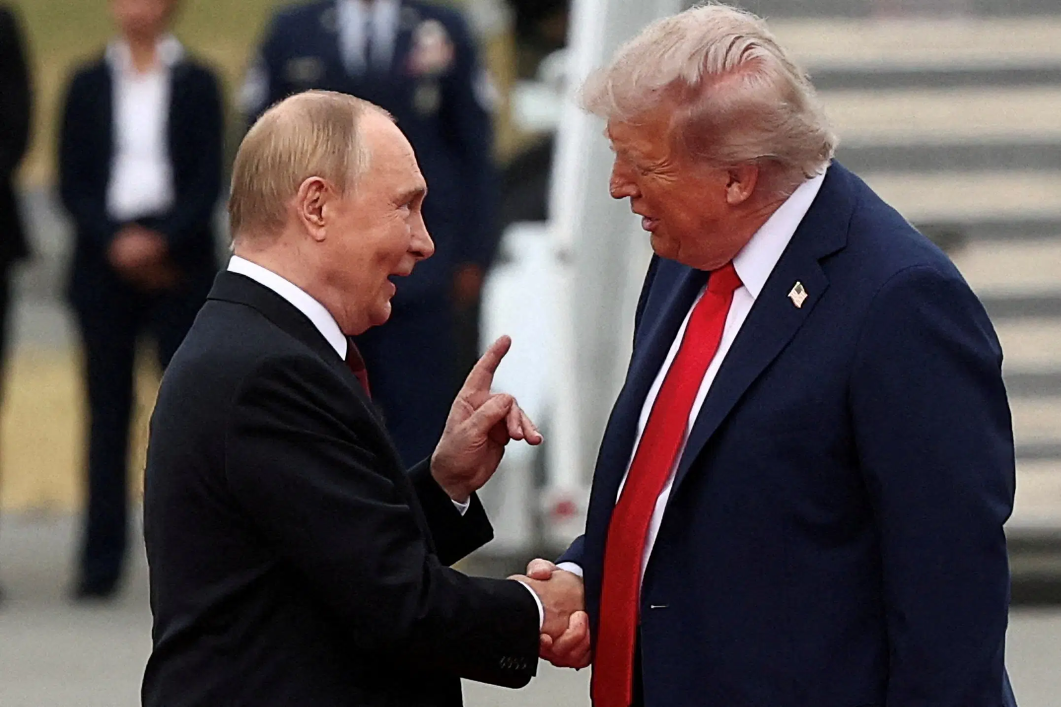 Trump taler med Putin inden møde med Zelenskyj