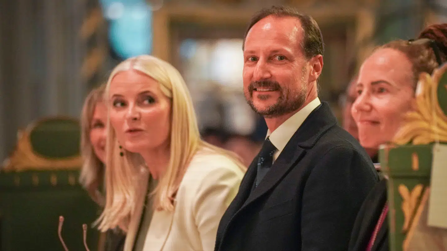 Kronprinsesse Mette-Marit og kronprins Haakon til stede under aftenmessen i Oslo domkirke torsdag.