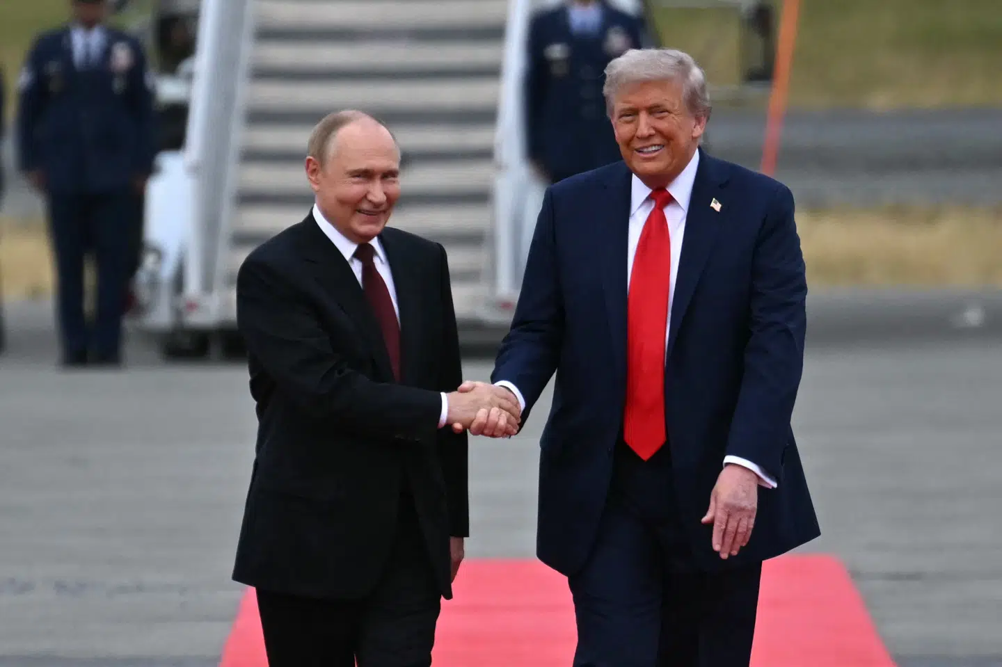 Det vakte stor opsigt internationalt, da den amerikanske præsident, Donald Trump (t.h.), inviterede sin russiske modpart, Vladimir Putin, til topmøde i Alaska den 15. august. Efterfølgende lød kritikken, at der ikke kom meget ud af mødet, som mest af alt bragte Putin ud af den isolation, vestlige lande har sat ham i. Nu taler de to præsidenter om at mødes igen i Budapest. (Arkivfoto)