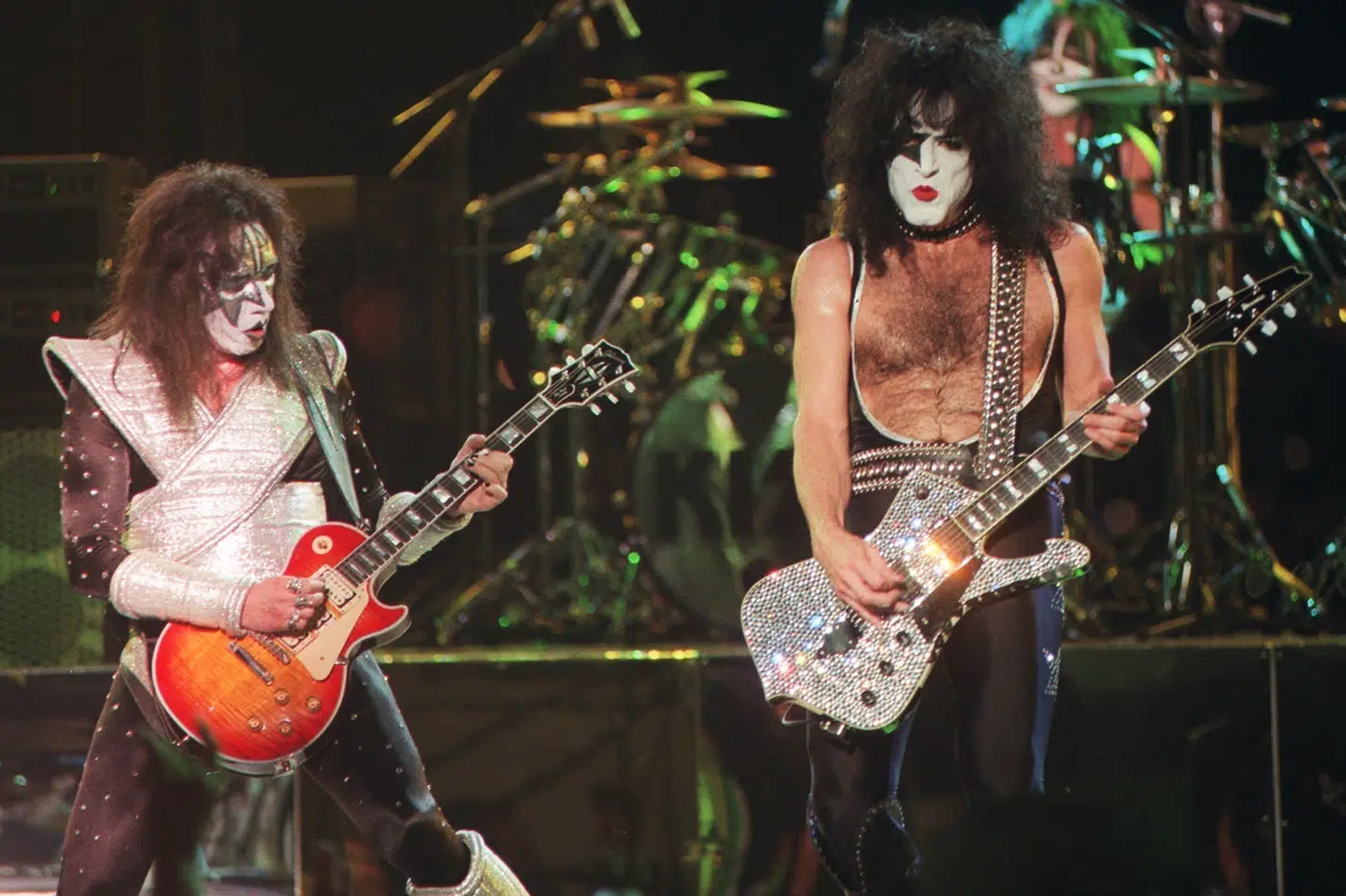 Paul Daniel Frehley (til venstre) ses sammen med Paul Stanley under en Kiss-koncert i New York i 1996. (Arkivfoto).