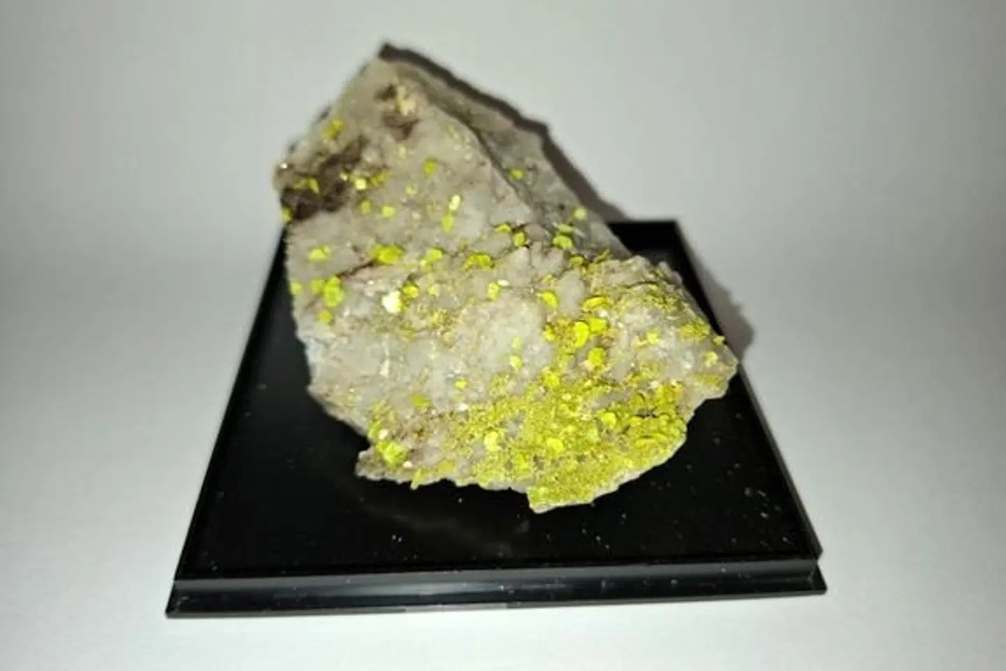 Det gul-grønne mineral er blandt de mange mineraler fra en privat samling, der nu er solgt til Statens Naturhistoriske Museum.