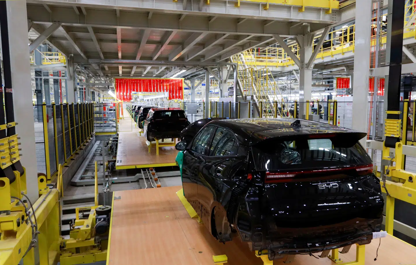 Den kinesiske bilgigant BYD har travlt med at producere biler, her på en ny elbilfabrik i Camacari i Brasilien. Nu tilbagekaldes det hidtil største antal biler på grund af problemer.