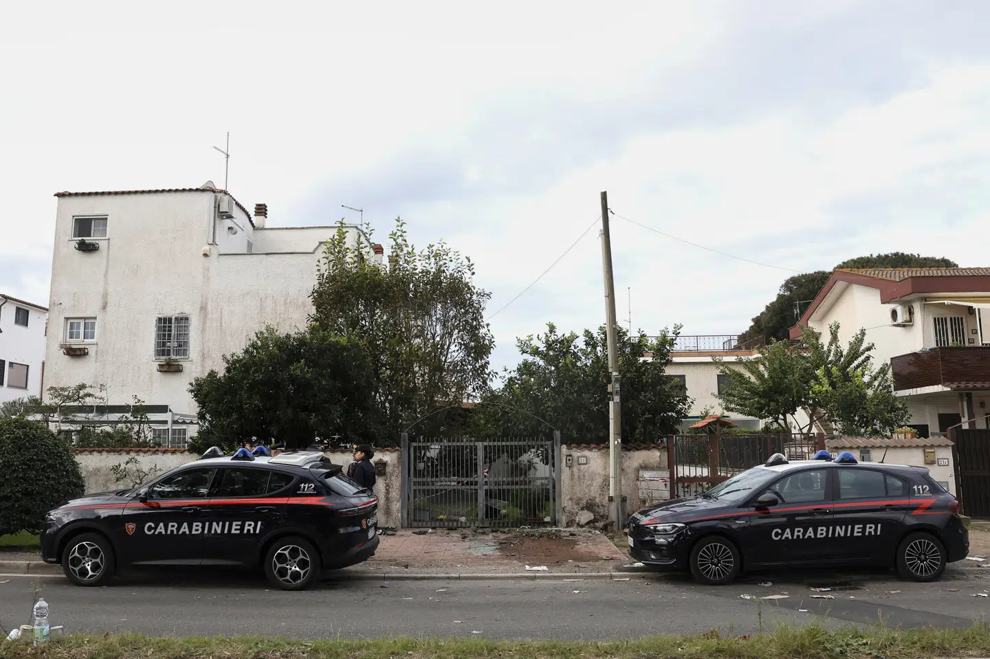 Italiensk militærpoliti er fredag foran den undersøgende journalist Sigfrido Ranuccis hjem i det sydlige Rom. (Arkivfoto).