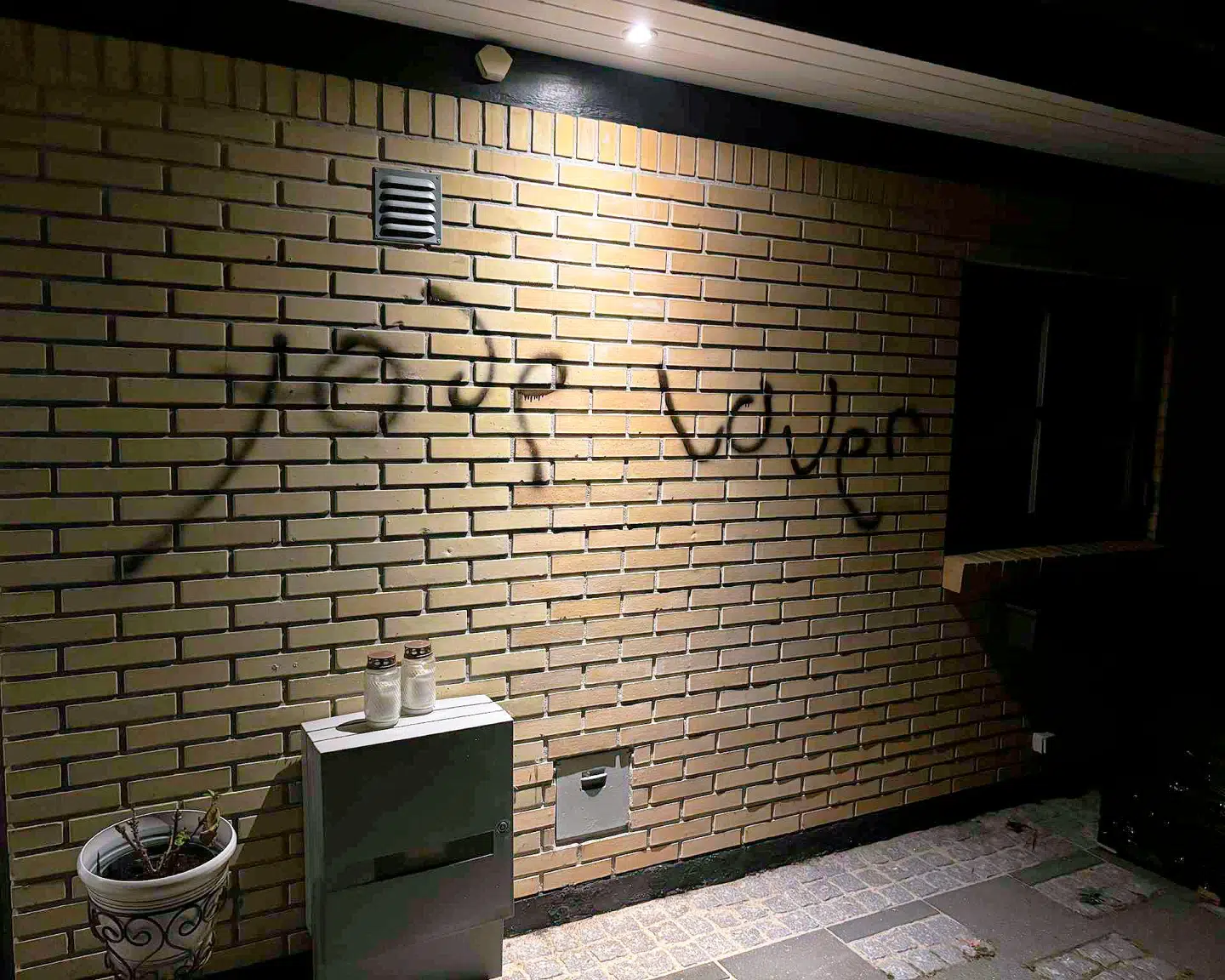 Gerningsmanden eller -mændene har skrevet »jøde lover« på husvæggen.