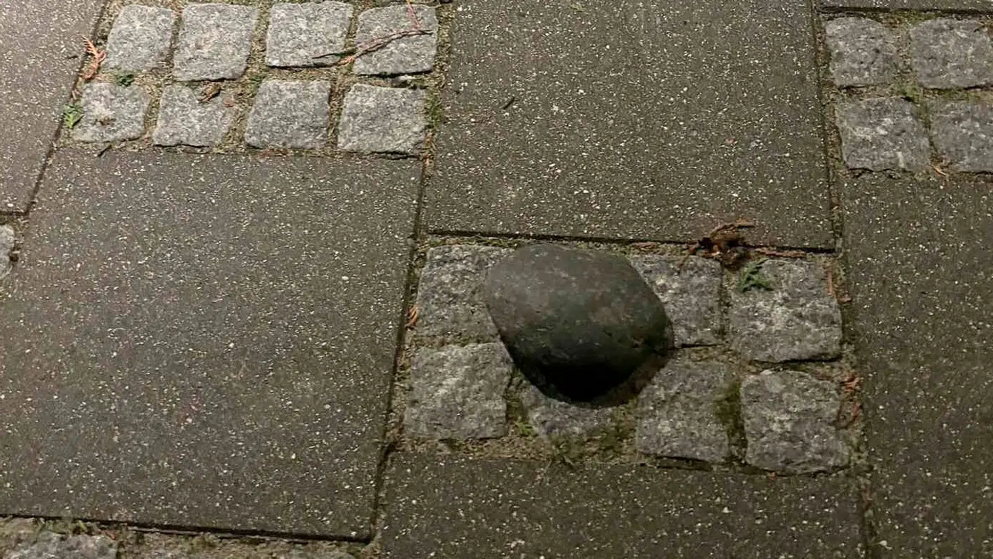 Der lå en sten foran Peter Dits Christensens hus, da han tjekkede om om natten. Ridser på entrédøren afslørede, at nogen havde forsøgt at kaste den igennem ruden.