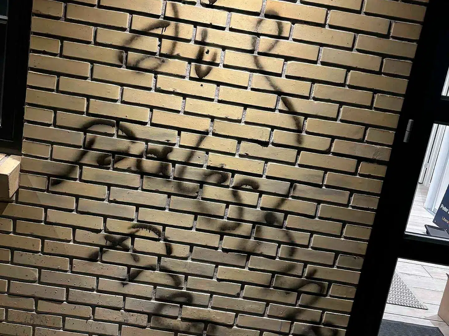 'Die' og 'Palestine free', stod der på facaden af Peter Dits Christensens hus.