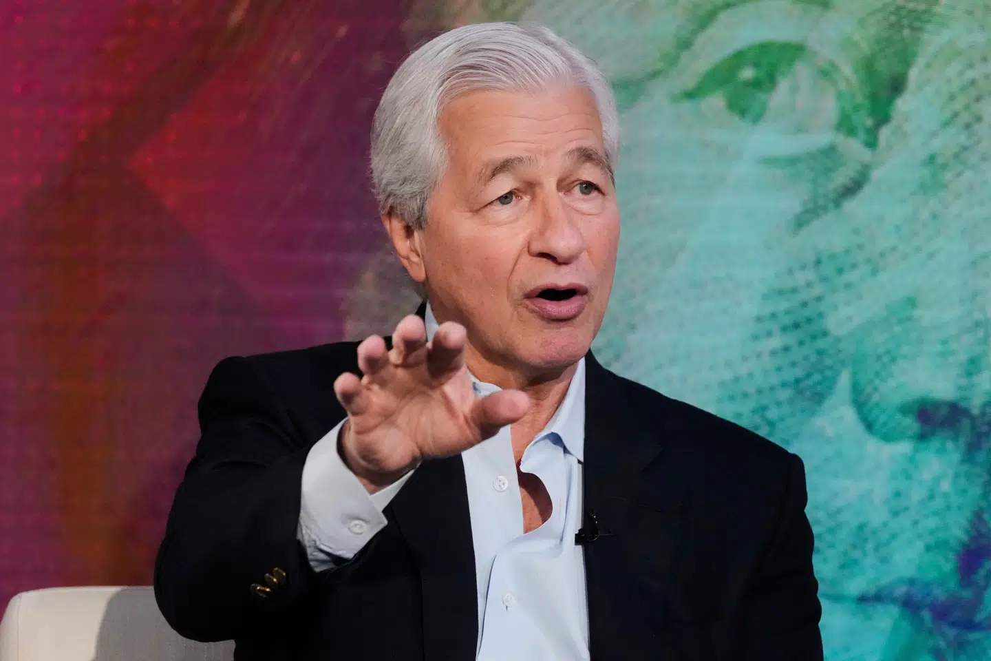 Bankuroen i USA har ramt de små og regionale banker. Men frygten for, at det kan ramme mere bredt, er begyndt at brede sig. Topchefen i storbanken J.P. Morgan, Jamie Dimon, er derfor ude med en advarsel.