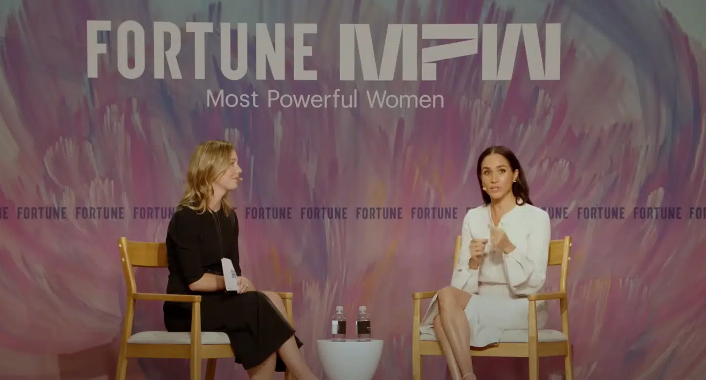 Fortunes chefredaktør Alyson Shontell interviewede Meghan Markle onsdag til magasinets store Mest Magtfulde Kvinder Topmøde, og det har både Fortune og Meghan Markle fået en hel del røg for. Foto: YouTube / Fortune / Screenshot.