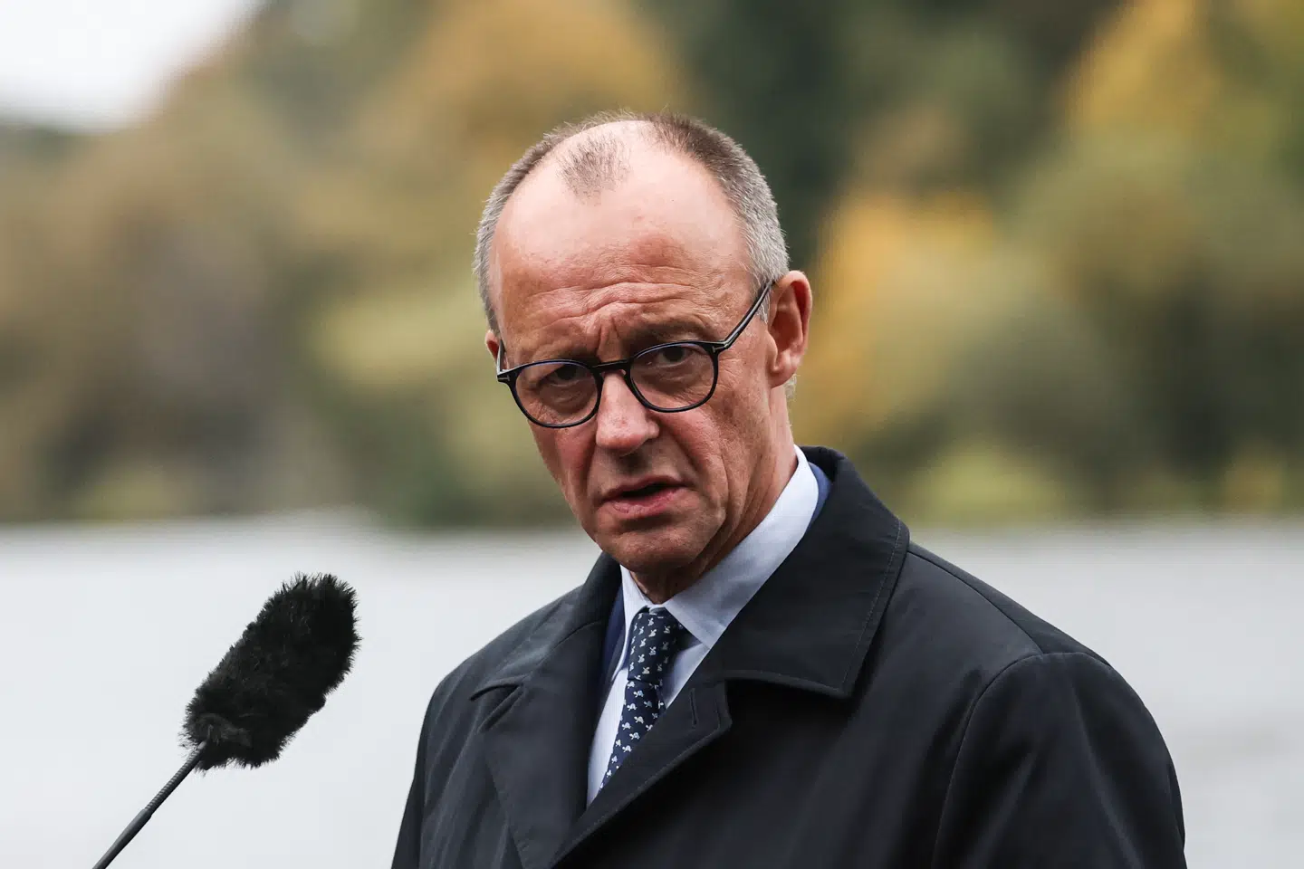 Kritiske bemærkninger om problemer med migranter i tyske byer har indbragt kansler Friedrich Merz hård kritik og udløst debat om udfordringerne med hjemsendelse af kriminelle og afviste asylansøgere. Foto: Filip Singer/EPA/Ritzau Scanpix