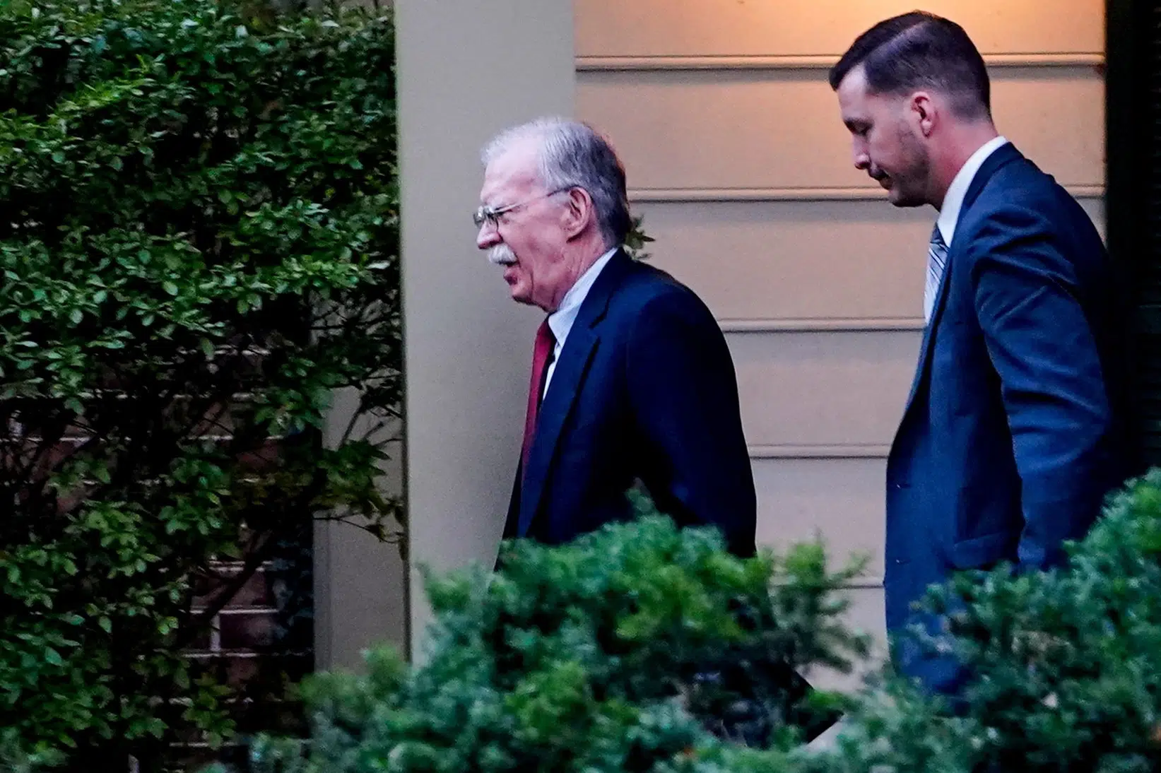 Trumps tiltalte eksrådgiver ventes at møde i retten fredag