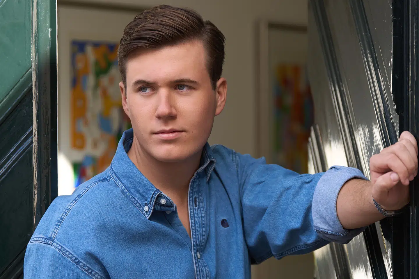 Kronprins Christian står med armen op ad en dørkarm på et af de billeder, der er bragt i en ny portrætserie, som kongehuset offentliggjorde onsdag i forbindelse med kronprinsens 20-års fødselsdag. (Arkivfoto).