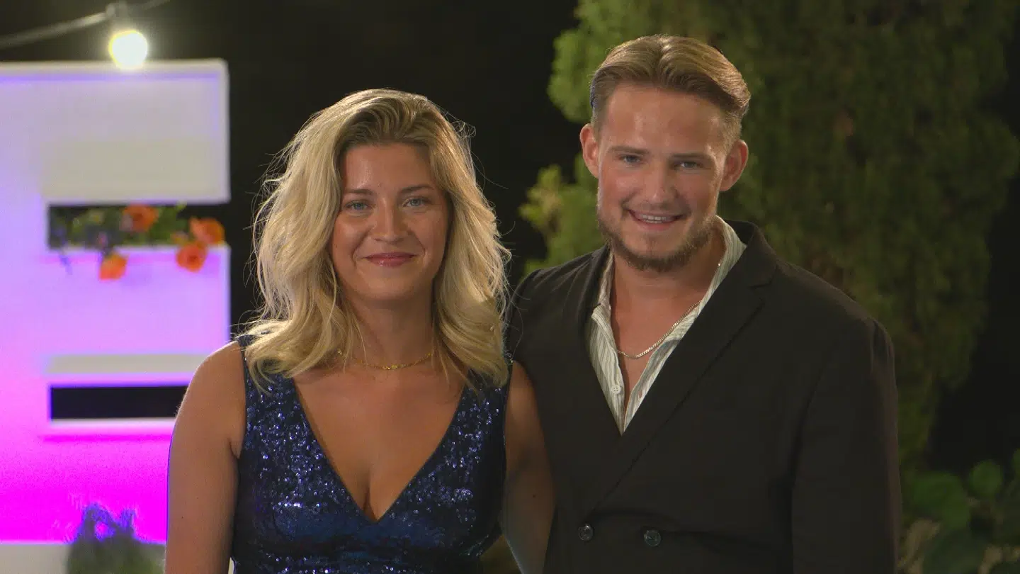 Amalie Maria Niebuhr og Oliver Kruse ender som par i finalen af 'Love Island', og det var altså hård kost at se for den tidligere deltager Thomas Reinhold Nielsen, der i dag venter barn med Amalie Maria. Foto: Viaplay