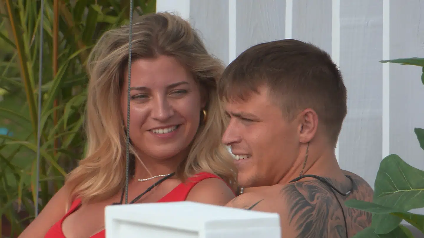 Amalie Maria og Thomas når at få et godt øje til hinanden i 'Love Island', men de gik hver deres vej og fandt først rigtigt kærligheden i hinanden hjemme i Danmark, hvor de venter barn sammen. Foto: Viaplay